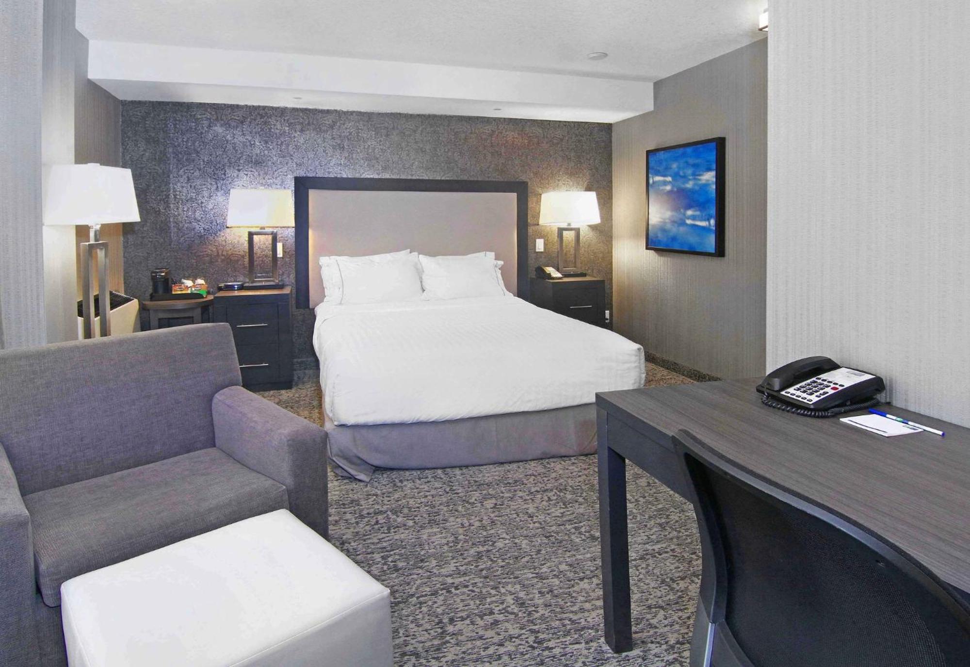 Holiday Inn Express And Suites Calgary By Ihg Εξωτερικό φωτογραφία