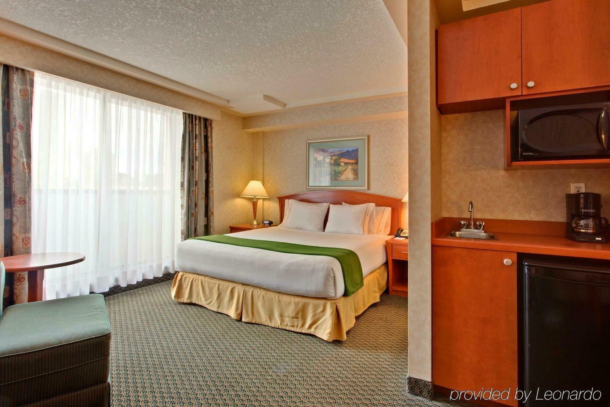 Holiday Inn Express And Suites Calgary By Ihg Εξωτερικό φωτογραφία