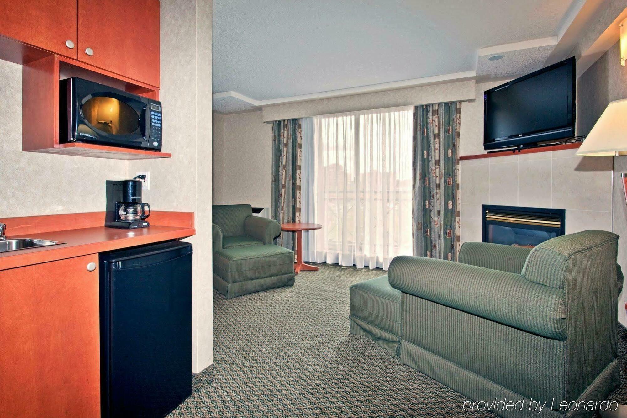 Holiday Inn Express And Suites Calgary By Ihg Εξωτερικό φωτογραφία